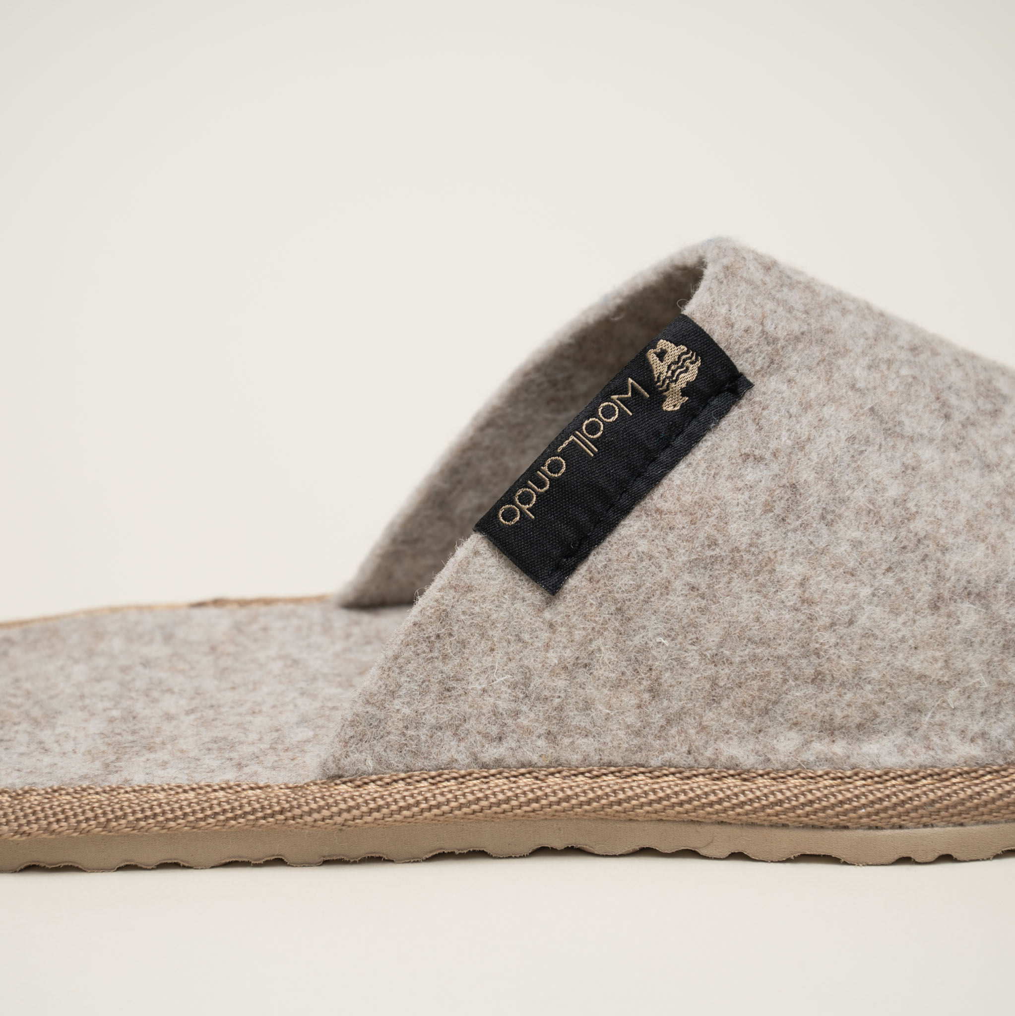 Woollando įspiriamos natūralios vilnos veltos šlepetės BEIGE