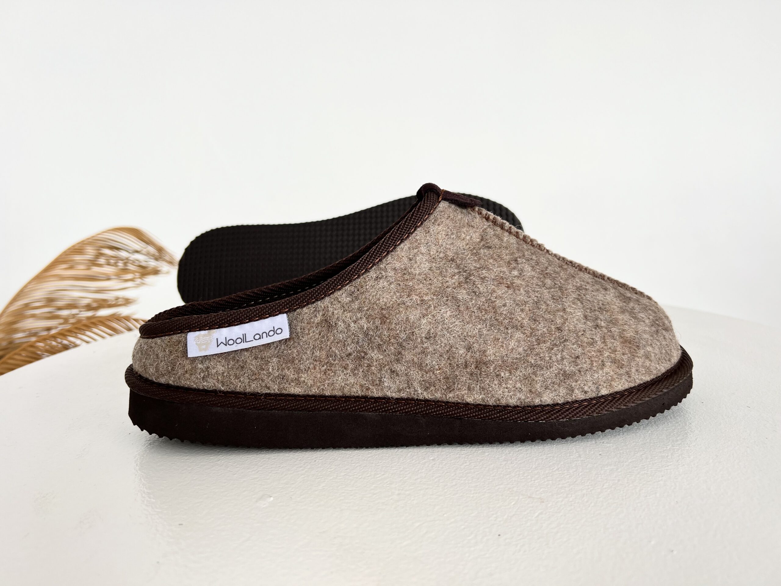 Woollando įspiriamos natūralios vilnos veltos šlepetės SAND