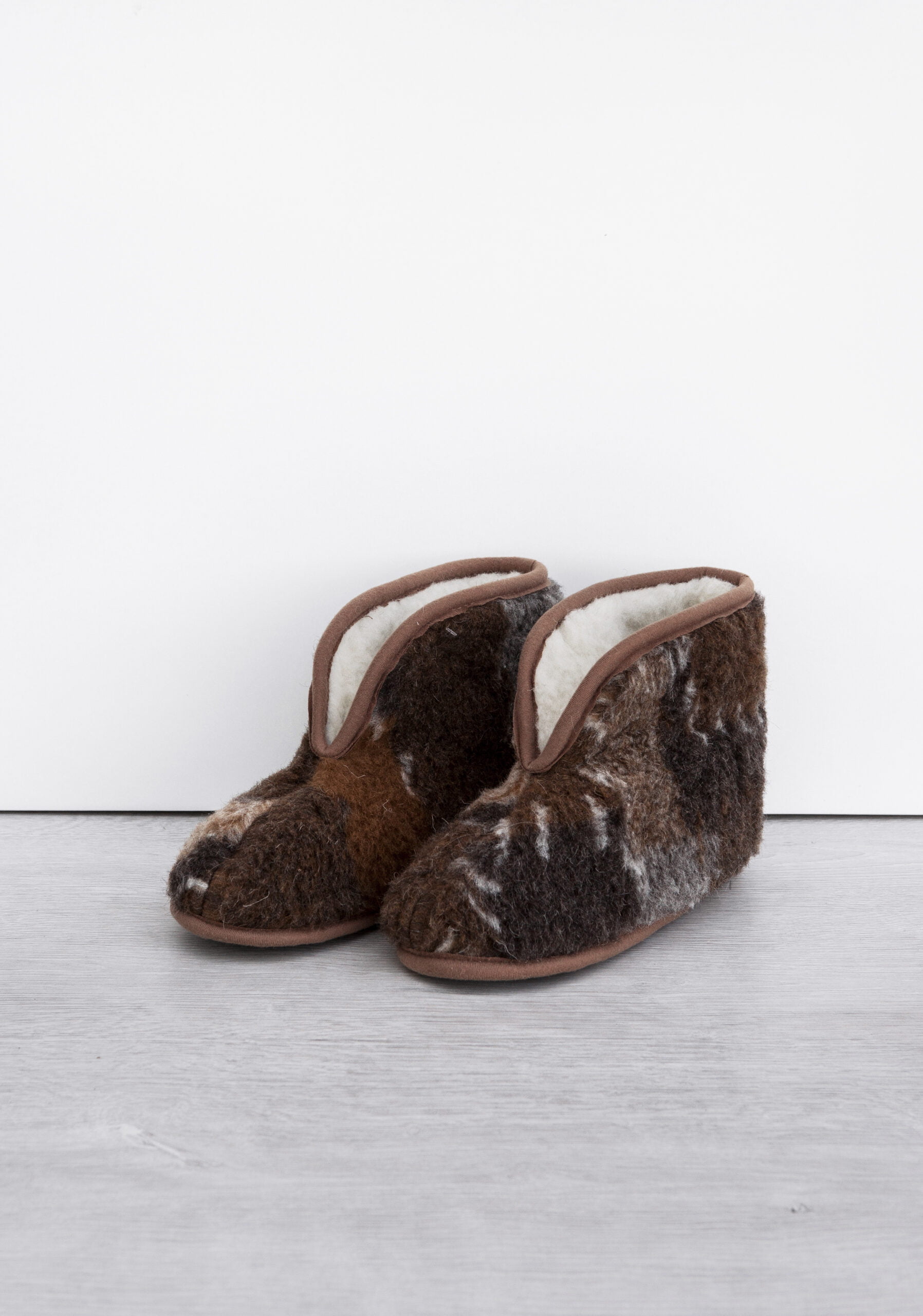 WOOLLANDO Natūralios Merino vilnos aulinukai - šlepetės BROWNIE