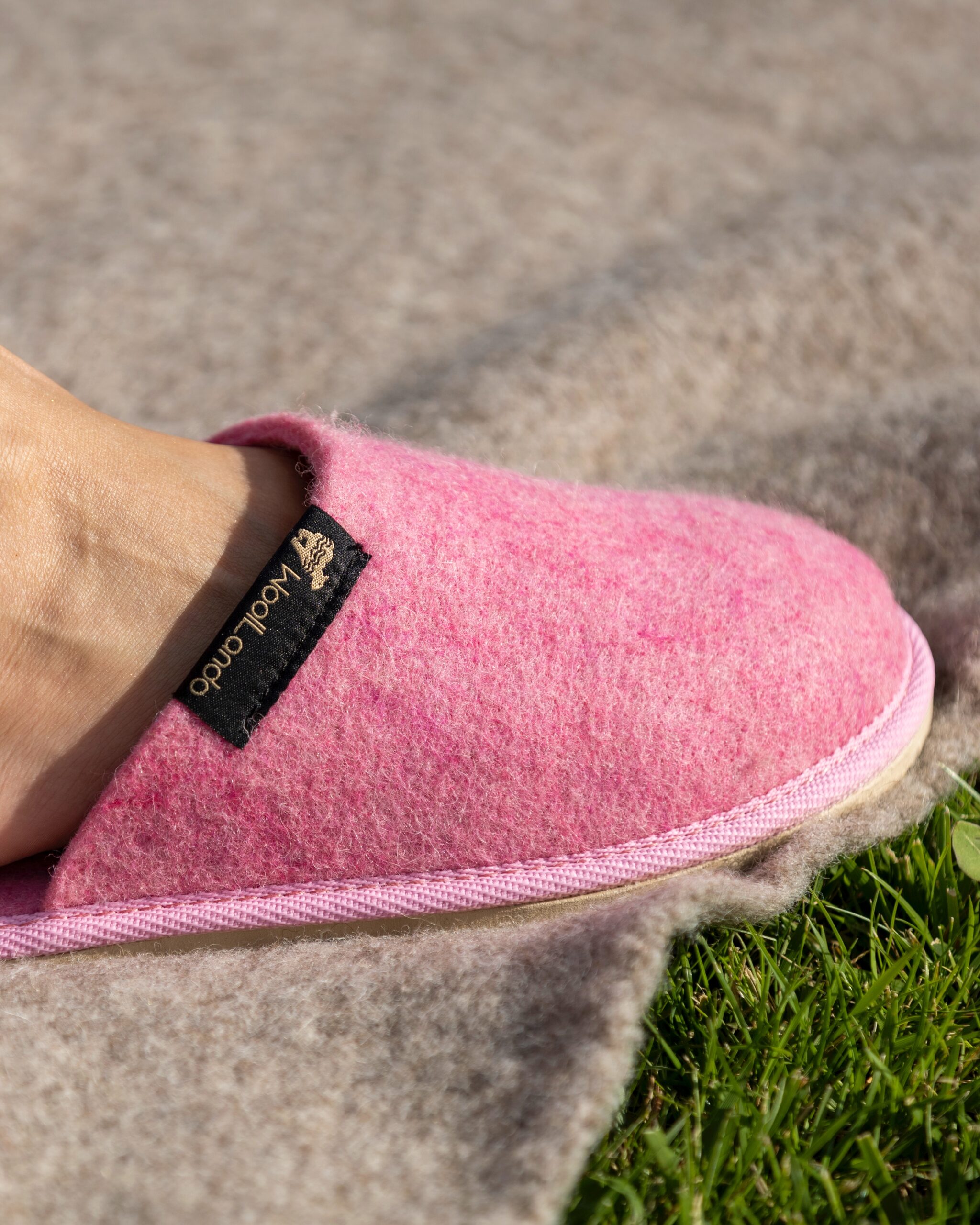 Woollando įspiriamos natūralios vilnos veltos šlepetės PINK