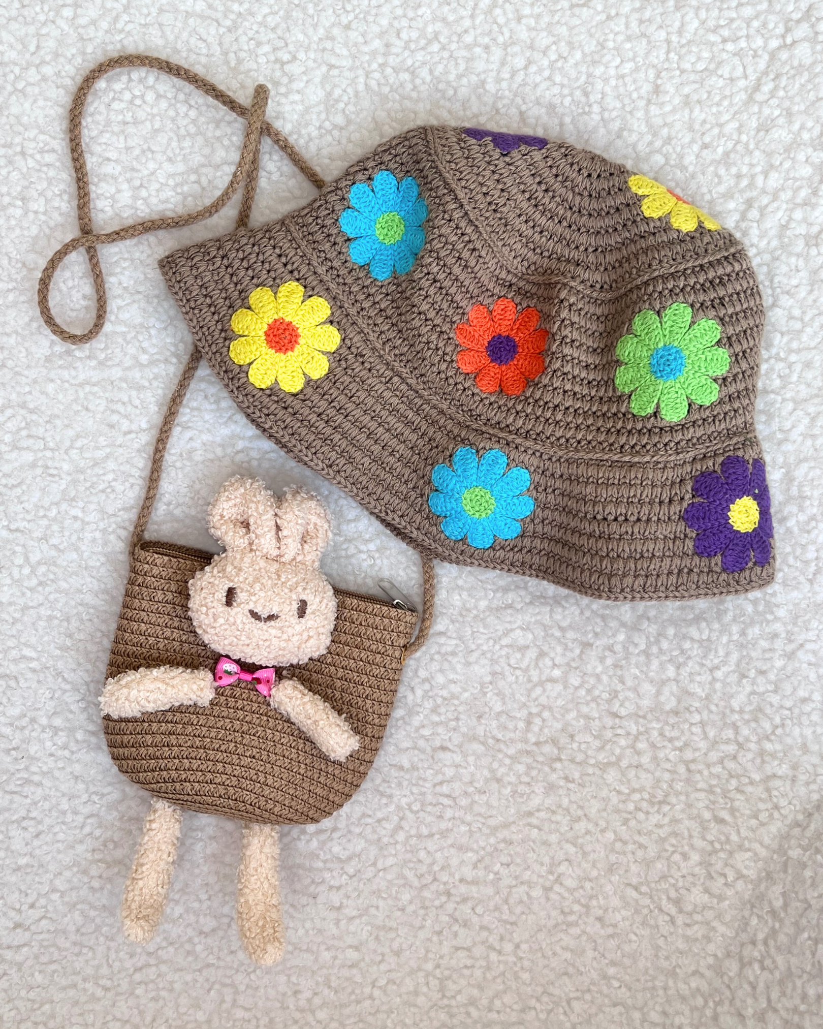 Vaikiškas rankinukas RUDAS, pintas su minkštu žaisliuku