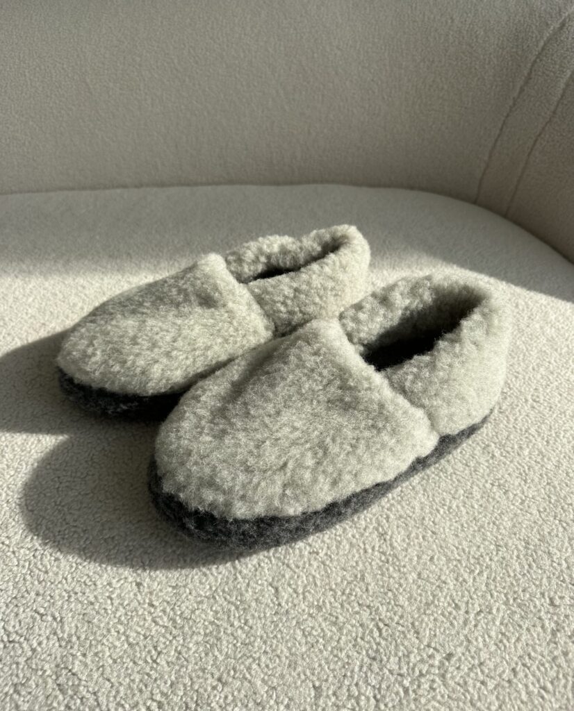 WOOLLAND natūralios merino vilnos aulinukai – šlepetės ŠVINAS
