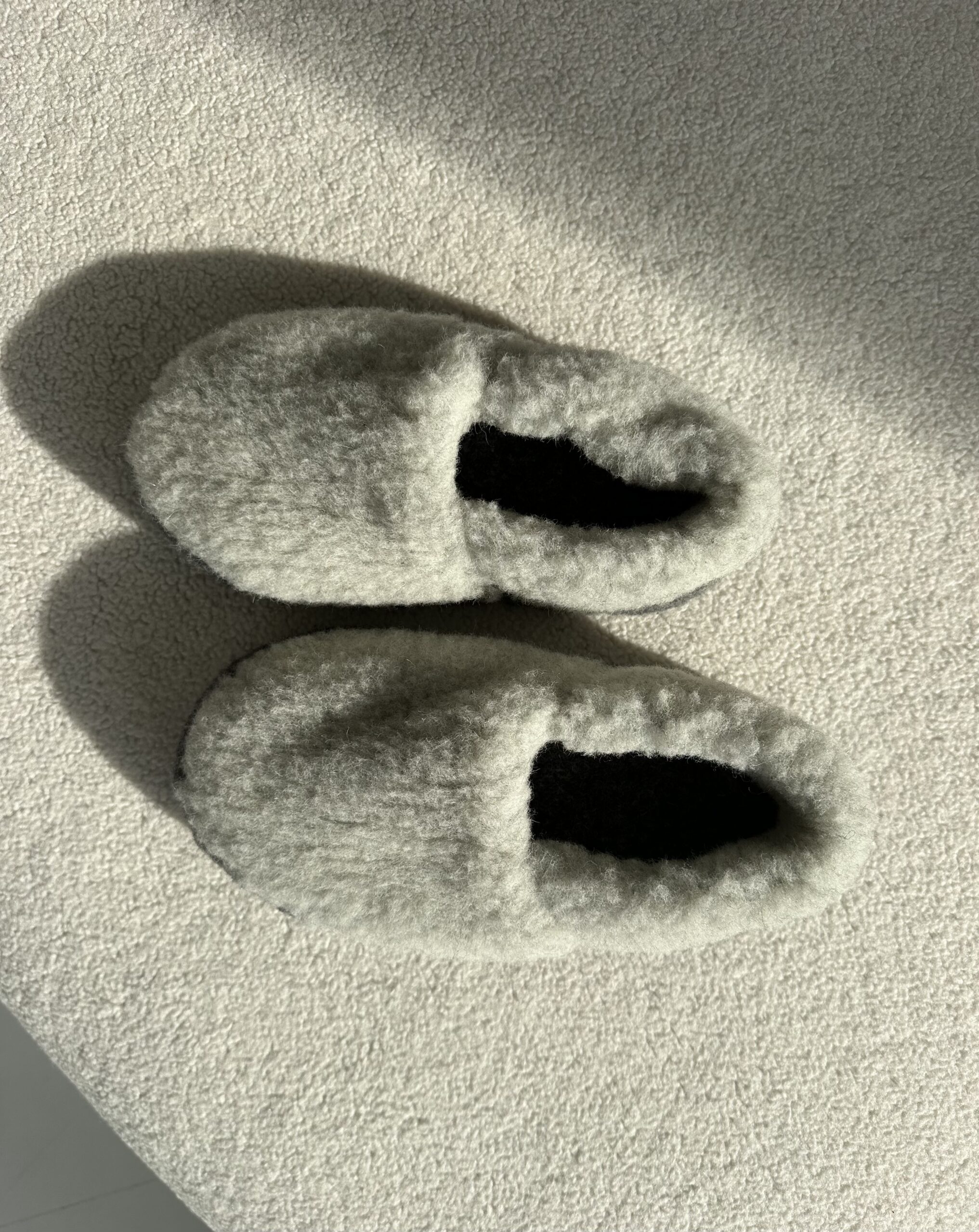 WOOLLAND natūralios merino vilnos aulinukai – šlepetės ŠVINAS