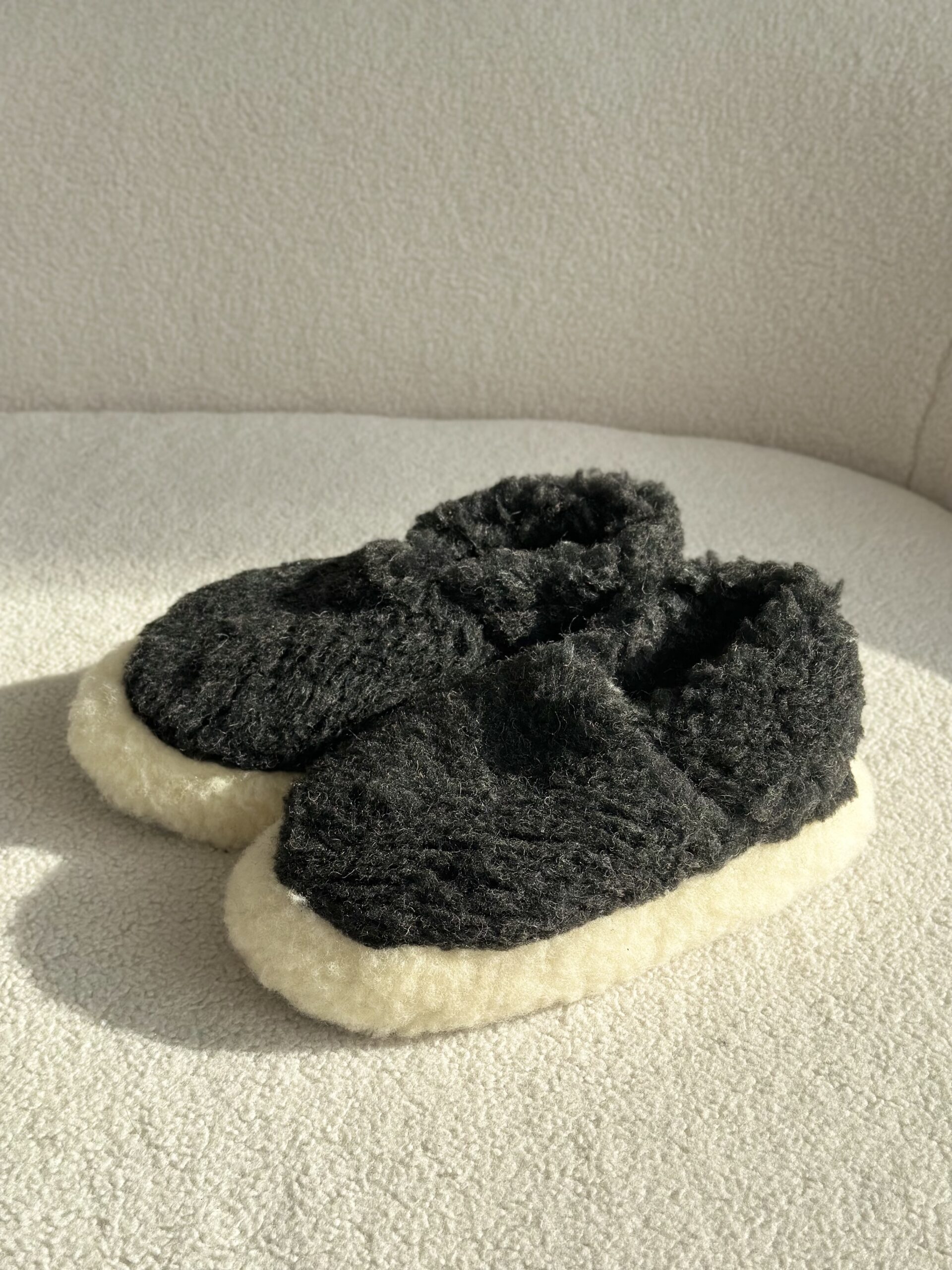 WOOLLAND natūralios merino vilnos aulinukai – šlepetės TAMSA